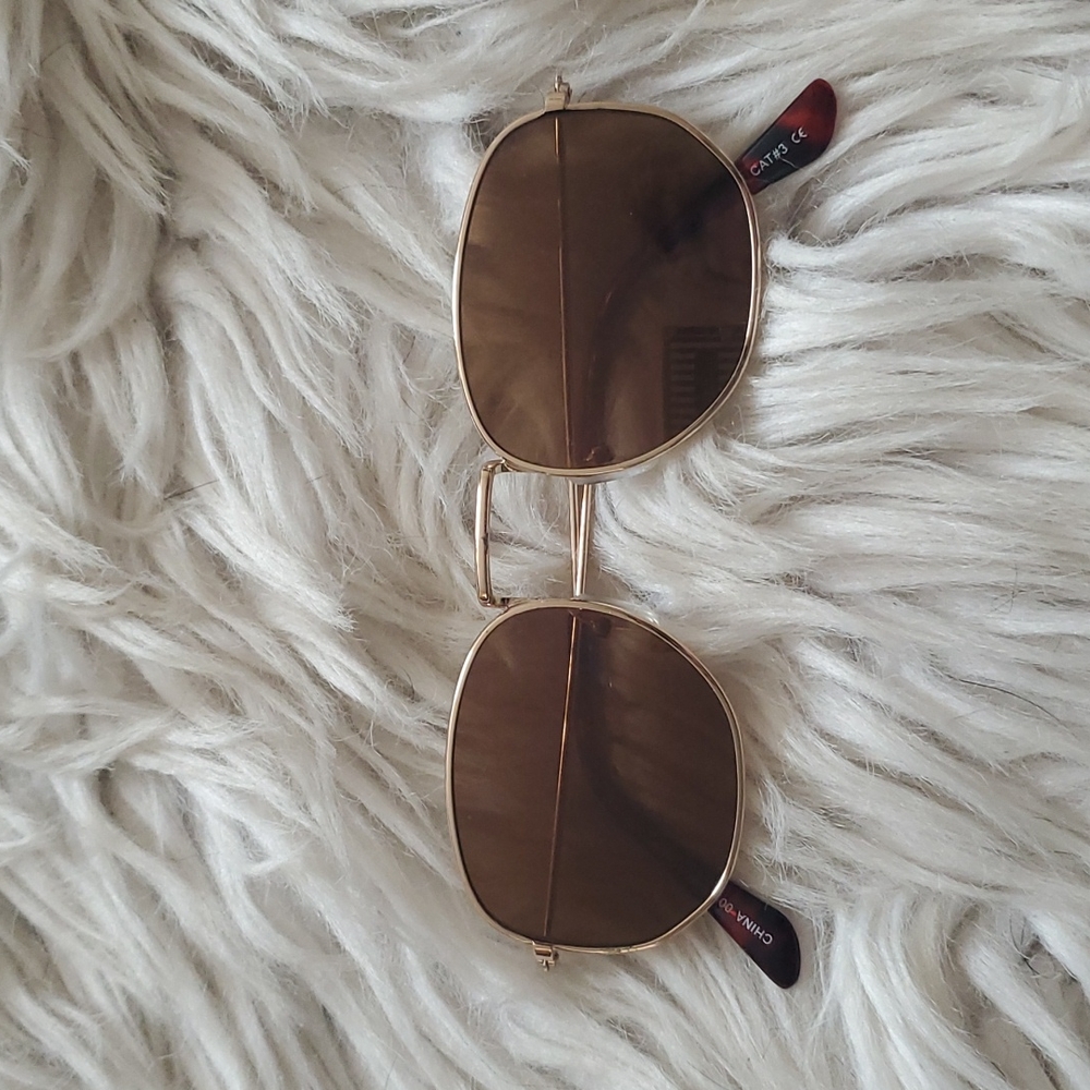 Gold Aviator Sunglasses – Classic Style